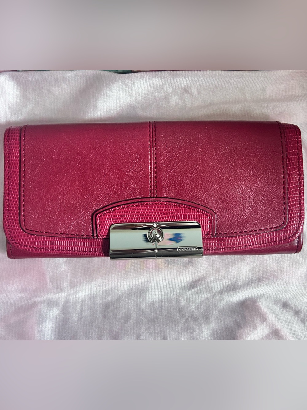 Vintage Red Coach Leather Clutch Wallet - Elegant Magnetic Closure